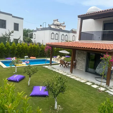 Guemuesluekte Havuzlu-bahceli-3 Yatak Odali Muestakil Villa
