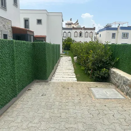 Guemuesluekte Havuzlu-bahceli-3 Yatak Odali Muestakil Villa *
