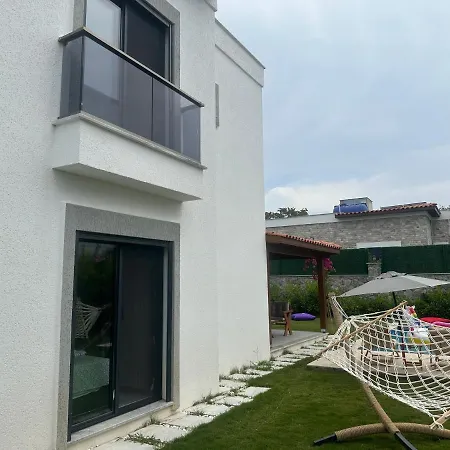 Guemuesluekte Havuzlu-bahceli-3 Yatak Odali Muestakil * Bodrum