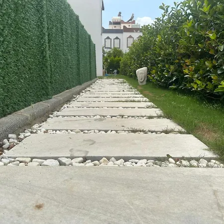 Guemuesluekte Havuzlu-bahceli-3 Yatak Odali Muestakil Villa