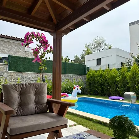 Guemuesluekte Havuzlu-bahceli-3 Yatak Odali Muestakil Bodrum