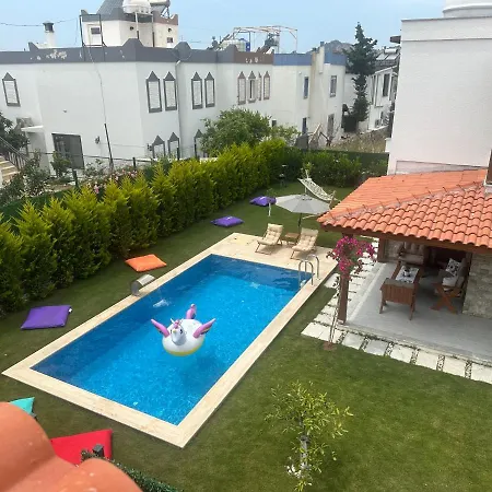 Guemuesluekte Havuzlu-bahceli-3 Yatak Odali Muestakil Villa