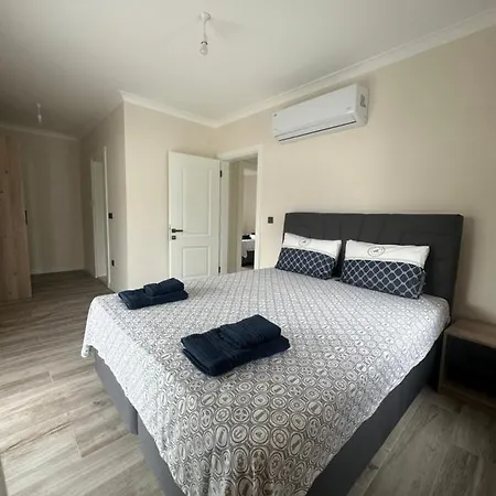 Guemuesluekte Havuzlu-bahceli-3 Yatak Odali Muestakil Villa *