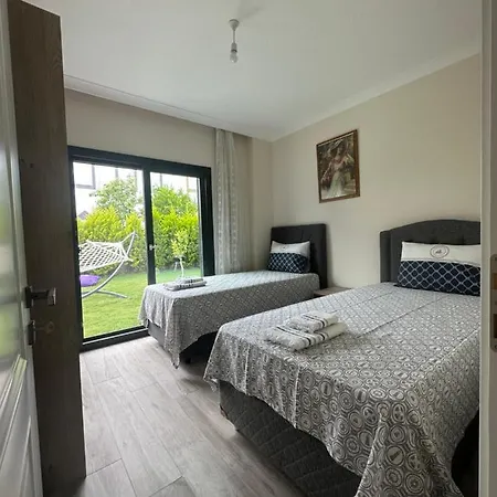 Guemuesluekte Havuzlu-bahceli-3 Yatak Odali Muestakil Villa