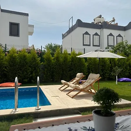 Villa Guemuesluekte Havuzlu-bahceli-3 Yatak Odali Muestakil